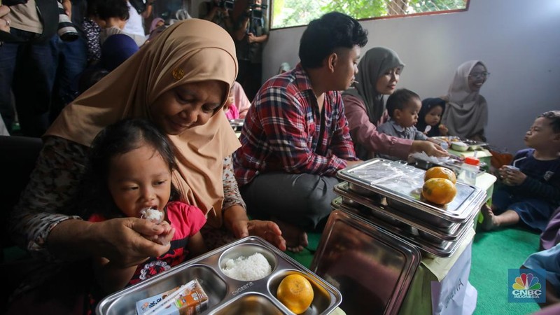 Warga menyantap hidangan Makan Bergizi Gratis (MBG) di kawasan Ciracas, Jakarta, Jumat (10/1/2025). Pemerintah memulai program MBG untuk ibu hamil, ibu menyusui, dan anak balita di Posyandu Anyelir 1 dan Posyandu Dahlia 2. (CNBC Indonesia/Faisal Rahman)