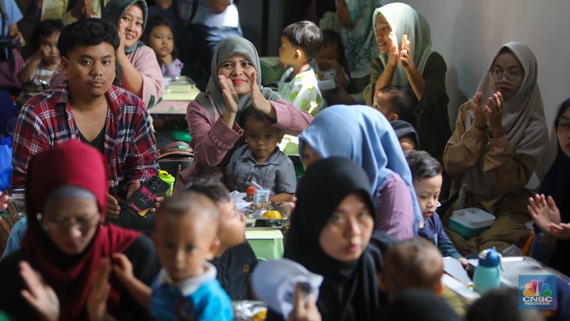 Menteri Koperasi (Menkop) Budi Arie setiadi meninjau dapur produksi makan bergizi gratis (MBG) di Dapur Sehat Anak Bangsa SPPG dan Sekolah SD 05 Halim Perdanakusuma, Jakarta Timur pada Senin (6/1/2024). Menteri Koperasi (Menkop) Budi Arie setiadi meninjau dapur produksi makan bergizi gratis (MBG) di Dapur Sehat Anak Bangsa SPPG dan Sekolah SD 05 Halim Perdanakusuma, Jakarta Timur pada Senin (6/1/2024). (CNBC Indonesia/Muhammad Sabki)