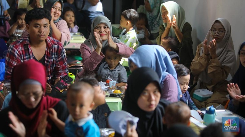 Warga menyantap hidangan Makan Bergizi Gratis (MBG) di kawasan Ciracas, Jakarta, Jumat (10/1/2025). Pemerintah memulai program MBG untuk ibu hamil, ibu menyusui, dan anak balita di Posyandu Anyelir 1 dan Posyandu Dahlia 2. (CNBC Indonesia/Faisal Rahman)