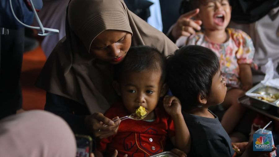 Warga menyantap hidangan Makan Bergizi Gratis (MBG) di kawasan Ciracas, Jakarta, Jumat (10/1/2025). Pemerintah memulai program MBG untuk ibu hamil, ibu menyusui, dan anak balita di Posyandu Anyelir 1 dan Posyandu Dahlia 2. (CNBC Indonesia/Faisal Rahm