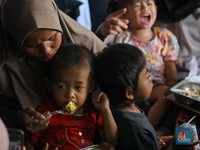 Warga menyantap hidangan Makan Bergizi Gratis (MBG) di kawasan Ciracas, Jakarta, Jumat (10/1/2025). Pemerintah memulai program MBG untuk ibu hamil, ibu menyusui, dan anak balita di Posyandu Anyelir 1 dan Posyandu Dahlia 2. (CNBC Indonesia/Faisal Rahm