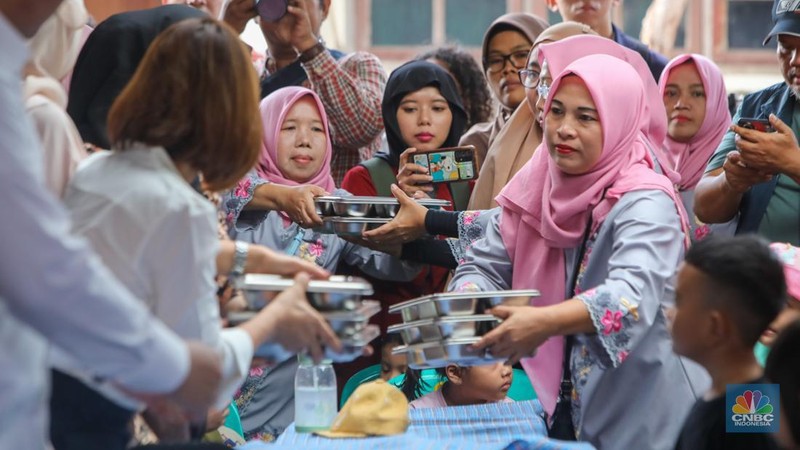 Warga menyantap hidangan Makan Bergizi Gratis (MBG) di kawasan Ciracas, Jakarta, Jumat (10/1/2025). Pemerintah memulai program MBG untuk ibu hamil, ibu menyusui, dan anak balita di Posyandu Anyelir 1 dan Posyandu Dahlia 2. (CNBC Indonesia/Faisal Rahman)