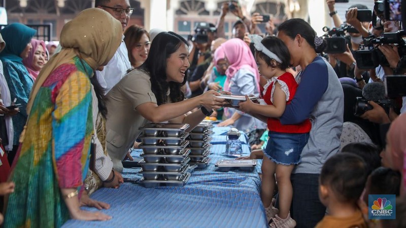 Warga menyantap hidangan Makan Bergizi Gratis (MBG) di kawasan Ciracas, Jakarta, Jumat (10/1/2025). Pemerintah memulai program MBG untuk ibu hamil, ibu menyusui, dan anak balita di Posyandu Anyelir 1 dan Posyandu Dahlia 2. (CNBC Indonesia/Faisal Rahman)