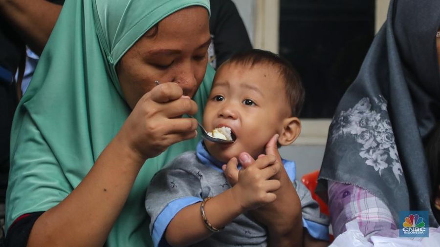 Warga menyantap hidangan Makan Bergizi Gratis (MBG) di kawasan Ciracas, Jakarta, Jumat (10/1/2025). Pemerintah memulai program MBG untuk ibu hamil, ibu menyusui, dan anak balita di Posyandu Anyelir 1 dan Posyandu Dahlia 2. (CNBC Indonesia/Faisal Rahman)