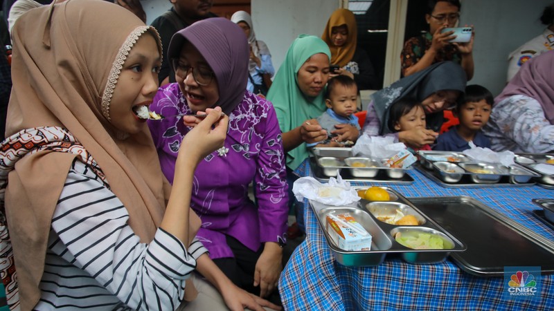 Warga menyantap hidangan Makan Bergizi Gratis (MBG) di kawasan Ciracas, Jakarta, Jumat (10/1/2025). Pemerintah memulai program MBG untuk ibu hamil, ibu menyusui, dan anak balita di Posyandu Anyelir 1 dan Posyandu Dahlia 2. (CNBC Indonesia/Faisal Rahman) Warga menyantap hidangan Makan Bergizi Gratis (MBG) di kawasan Ciracas, Jakarta, Jumat (10/1/2025). Pemerintah memulai program MBG untuk ibu hamil, ibu menyusui, dan anak balita di Posyandu Anyelir 1 dan Posyandu Dahlia 2. (CNBC Indonesia/Faisal Rahman)
