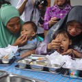 Warga menyantap hidangan Makan Bergizi Gratis (MBG) di kawasan Ciracas, Jakarta, Jumat (10/1/2025). Pemerintah memulai program MBG untuk ibu hamil, ibu menyusui, dan anak balita di Posyandu Anyelir 1 dan Posyandu Dahlia 2. (CNBC Indonesia/Faisal Rahm
