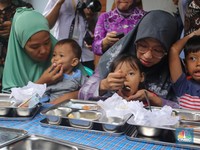 Warga menyantap hidangan Makan Bergizi Gratis (MBG) di kawasan Ciracas, Jakarta, Jumat (10/1/2025). Pemerintah memulai program MBG untuk ibu hamil, ibu menyusui, dan anak balita di Posyandu Anyelir 1 dan Posyandu Dahlia 2. (CNBC Indonesia/Faisal Rahm