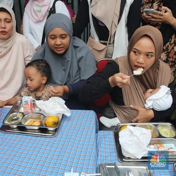 Potret Ibu-Ibu Hamil & Balita Menyantap Hidangan Makan Bergizi Gratis