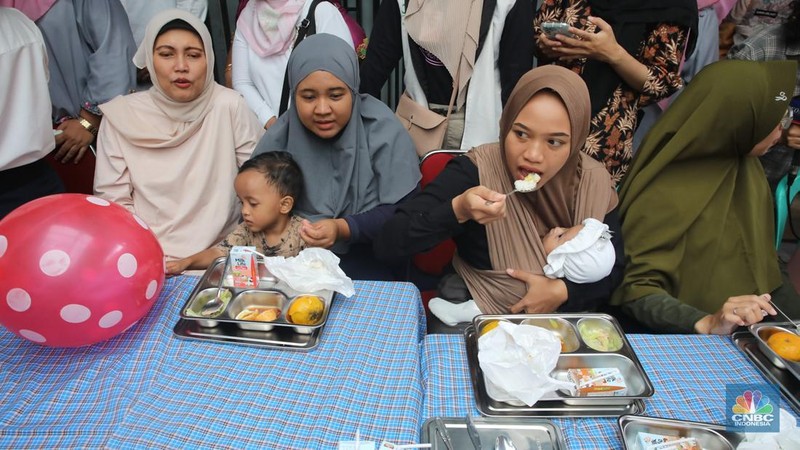 Warga menyantap hidangan Makan Bergizi Gratis (MBG) di kawasan Ciracas, Jakarta, Jumat (10/1/2025). Pemerintah memulai program MBG untuk ibu hamil, ibu menyusui, dan anak balita di Posyandu Anyelir 1 dan Posyandu Dahlia 2. (CNBC Indonesia/Faisal Rahman)