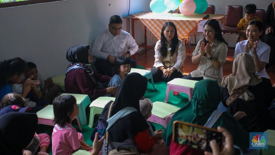 Warga menyantap hidangan Makan Bergizi Gratis (MBG) di kawasan Ciracas, Jakarta, Jumat (10/1/2025). Pemerintah memulai program MBG untuk ibu hamil, ibu menyusui, dan anak balita di Posyandu Anyelir 1 dan Posyandu Dahlia 2. (CNBC Indonesia/Faisal Rahman)