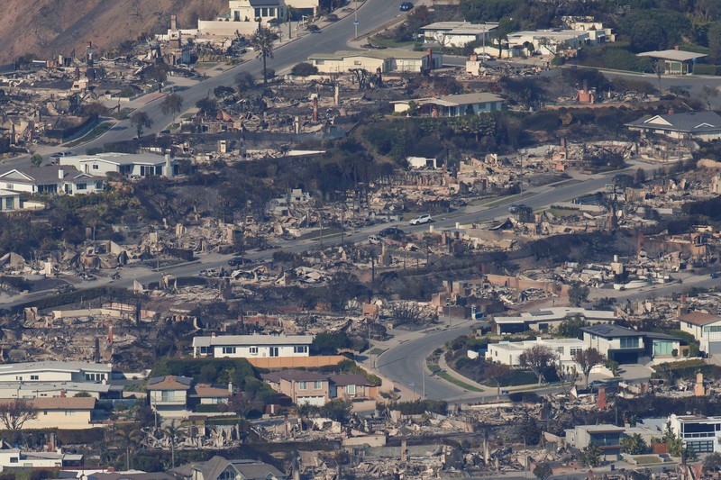 emandangan udara menunjukkan puing-puing dari properti yang terbakar, setelah Kebakaran Palisades di lingkungan Pacific Palisades di Los Angeles, California, AS, 10 Januari 2025. (REUTERS/Daniel Cole) emandangan udara menunjukkan puing-puing dari properti yang terbakar, setelah Kebakaran Palisades di lingkungan Pacific Palisades di Los Angeles, California, AS, 10 Januari 2025. (REUTERS/Daniel Cole)