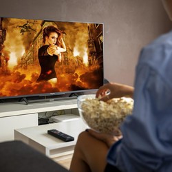 Nonton TV Terus Menerus Bisa Merusak Mata, Mitos atau Fakta?