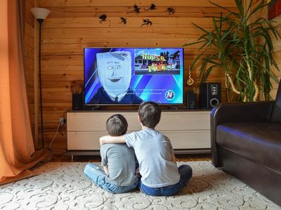 4 Cara Mudah Menghubungkan HP ke TV Tanpa Kabel dan WIFI