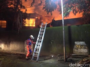 Kebakaran di Dinas Pendidikan Makassar Berawal dari Asap Kecil di Atap Gedung