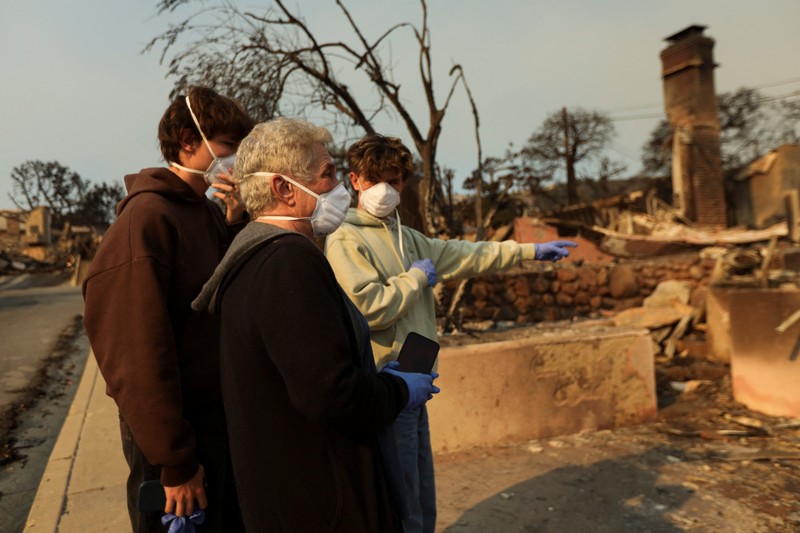 emandangan udara menunjukkan puing-puing dari properti yang terbakar, setelah Kebakaran Palisades di lingkungan Pacific Palisades di Los Angeles, California, AS, 10 Januari 2025. (REUTERS/Daniel Cole)