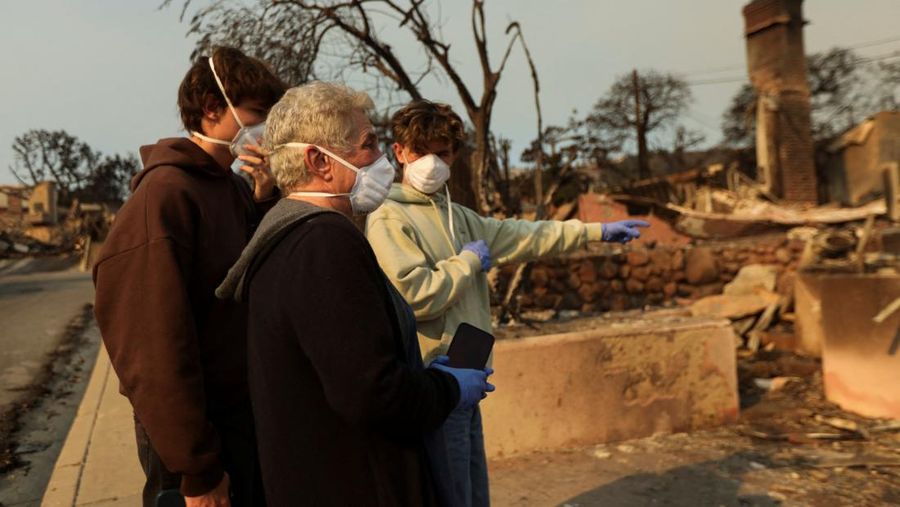 emandangan udara menunjukkan puing-puing dari properti yang terbakar, setelah Kebakaran Palisades di lingkungan Pacific Palisades di Los Angeles, California, AS, 10 Januari 2025. (REUTERS/Daniel Cole)