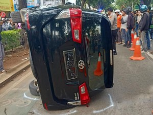 Mobil Tabrak Pemotor Boncengan hingga Terguling di Tangsel, 1 Orang Tewas