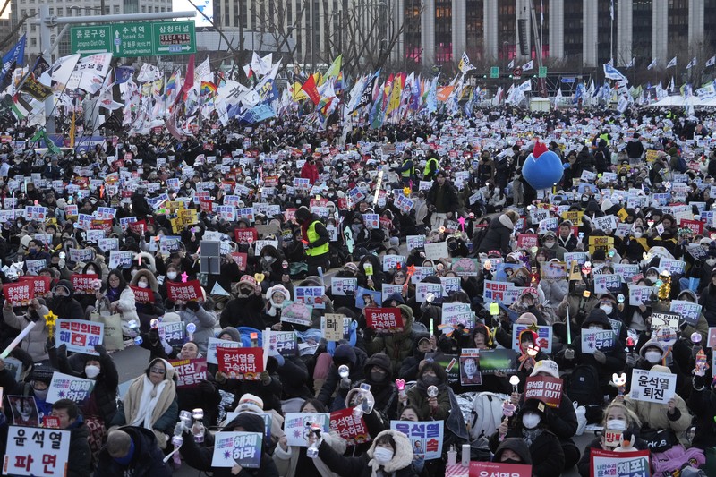 Para pengunjuk rasa menghadiri unjuk rasa menuntut penangkapan Presiden Korea Selatan Yoon Suk Yeol yang dimakzulkan di Seoul, Korea Selatan, Sabtu (11/1/2025). (AP Photo/Ahn Young-joon) Para pengunjuk rasa menghadiri unjuk rasa menuntut penangkapan Presiden Korea Selatan Yoon Suk Yeol yang dimakzulkan di Seoul, Korea Selatan, Sabtu (11/1/2025). (AP Photo/Ahn Young-joon)