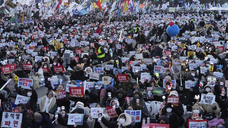 Para pengunjuk rasa menghadiri unjuk rasa menuntut penangkapan Presiden Korea Selatan Yoon Suk Yeol yang dimakzulkan di Seoul, Korea Selatan, Sabtu (11/1/2025). (AP Photo/Ahn Young-joon)