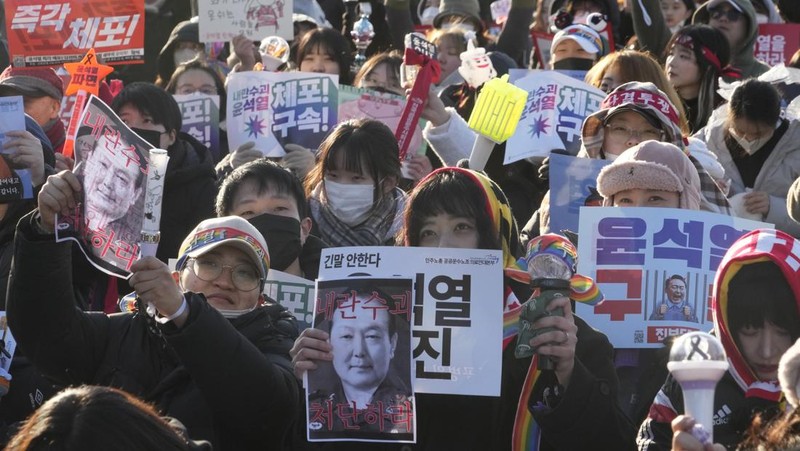 Para pengunjuk rasa menghadiri unjuk rasa menuntut penangkapan Presiden Korea Selatan Yoon Suk Yeol yang dimakzulkan di Seoul, Korea Selatan, Sabtu (11/1/2025). (AP Photo/Ahn Young-joon)