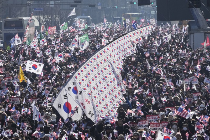 Para pengunjuk rasa menghadiri unjuk rasa menuntut penangkapan Presiden Korea Selatan Yoon Suk Yeol yang dimakzulkan di Seoul, Korea Selatan, Sabtu (11/1/2025). (AP Photo/Ahn Young-joon)