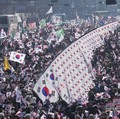 Para pengunjuk rasa menghadiri unjuk rasa menuntut penangkapan Presiden Korea Selatan Yoon Suk Yeol yang dimakzulkan di Seoul, Korea Selatan, Sabtu (11/1/2025). (AP Photo/Ahn Young-joon)