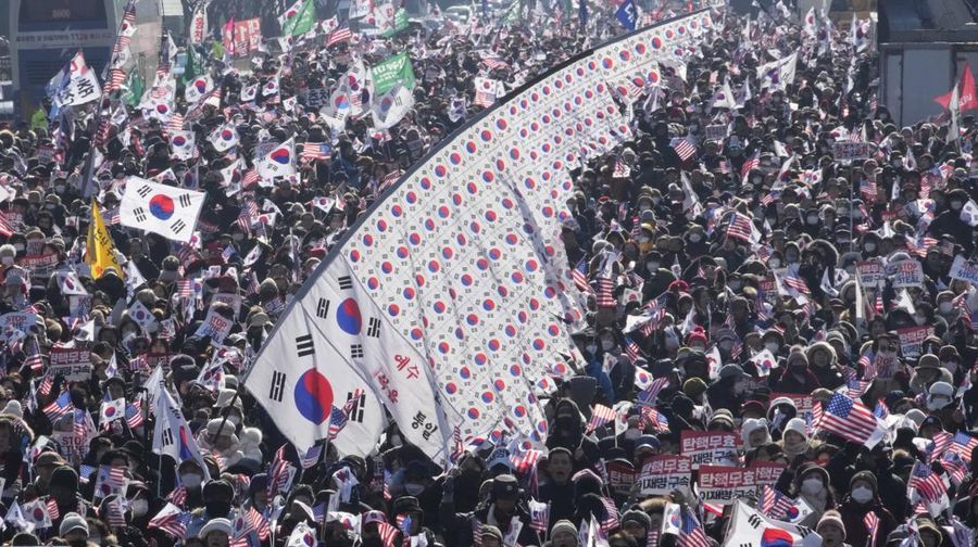 Para pengunjuk rasa menghadiri unjuk rasa menuntut penangkapan Presiden Korea Selatan Yoon Suk Yeol yang dimakzulkan di Seoul, Korea Selatan, Sabtu (11/1/2025). (AP Photo/Ahn Young-joon)