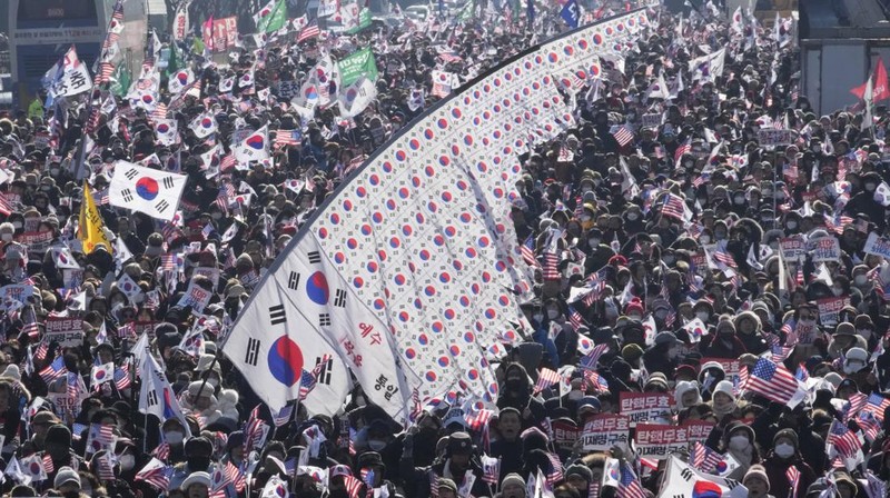 Para pengunjuk rasa menghadiri unjuk rasa menuntut penangkapan Presiden Korea Selatan Yoon Suk Yeol yang dimakzulkan di Seoul, Korea Selatan, Sabtu (11/1/2025). (AP Photo/Ahn Young-joon)