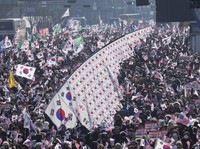 Para pengunjuk rasa menghadiri unjuk rasa menuntut penangkapan Presiden Korea Selatan Yoon Suk Yeol yang dimakzulkan di Seoul, Korea Selatan, Sabtu (11/1/2025). (AP Photo/Ahn Young-joon)