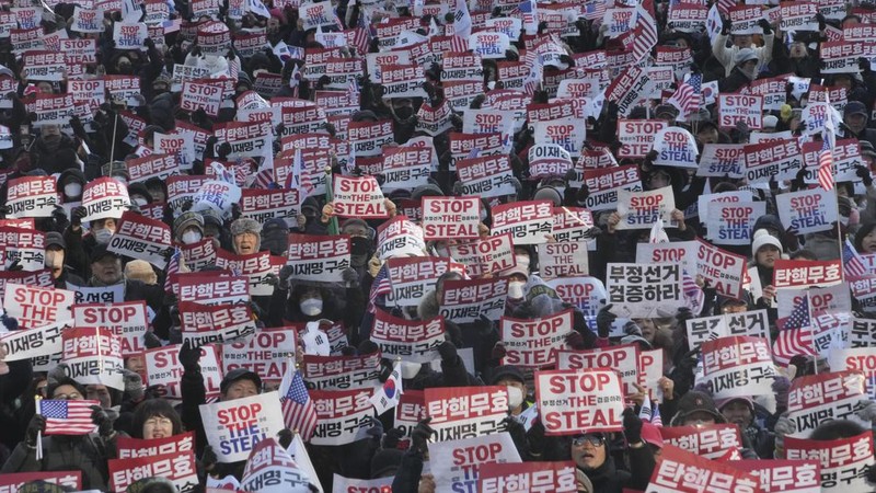 Para pengunjuk rasa menghadiri unjuk rasa menuntut penangkapan Presiden Korea Selatan Yoon Suk Yeol yang dimakzulkan di Seoul, Korea Selatan, Sabtu (11/1/2025). (AP Photo/Ahn Young-joon)