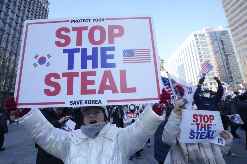 Para pengunjuk rasa menghadiri unjuk rasa menuntut penangkapan Presiden Korea Selatan Yoon Suk Yeol yang dimakzulkan di Seoul, Korea Selatan, Sabtu (11/1/2025). (AP Photo/Ahn Young-joon)
