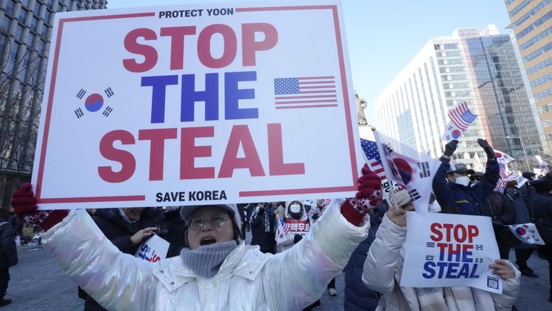 Para pengunjuk rasa menghadiri unjuk rasa menuntut penangkapan Presiden Korea Selatan Yoon Suk Yeol yang dimakzulkan di Seoul, Korea Selatan, Sabtu (11/1/2025). (AP Photo/Ahn Young-joon)