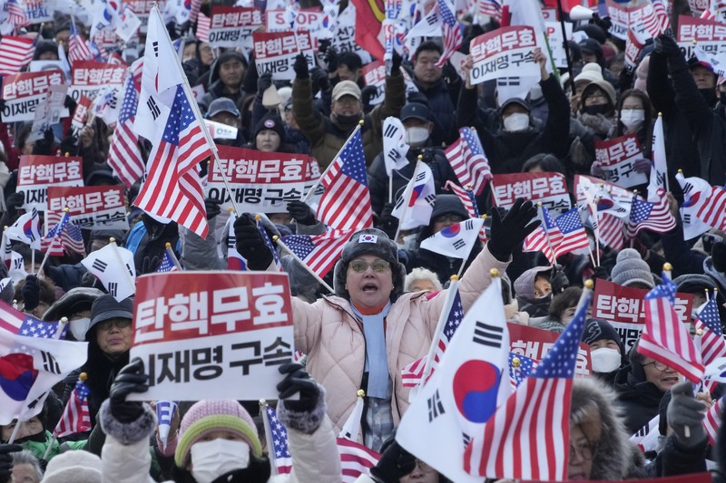 Para pengunjuk rasa menghadiri unjuk rasa menuntut penangkapan Presiden Korea Selatan Yoon Suk Yeol yang dimakzulkan di Seoul, Korea Selatan, Sabtu (11/1/2025). (AP Photo/Ahn Young-joon)