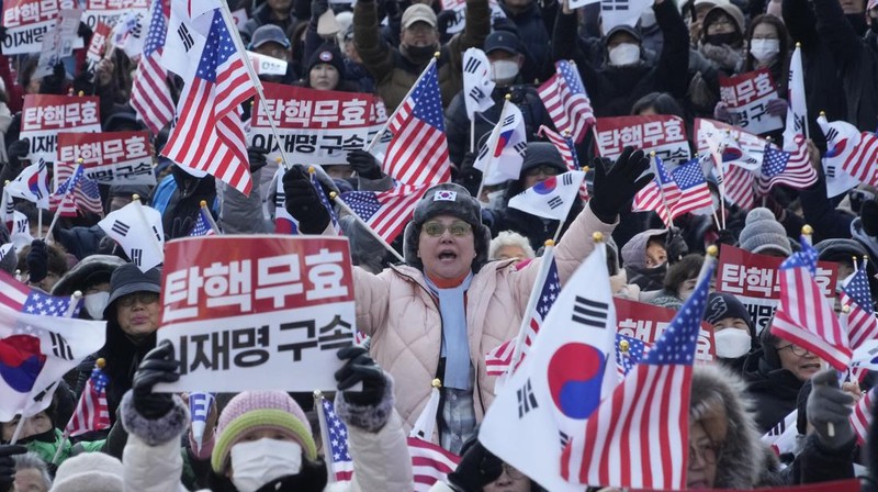 Para pengunjuk rasa menghadiri unjuk rasa menuntut penangkapan Presiden Korea Selatan Yoon Suk Yeol yang dimakzulkan di Seoul, Korea Selatan, Sabtu (11/1/2025). (AP Photo/Ahn Young-joon)