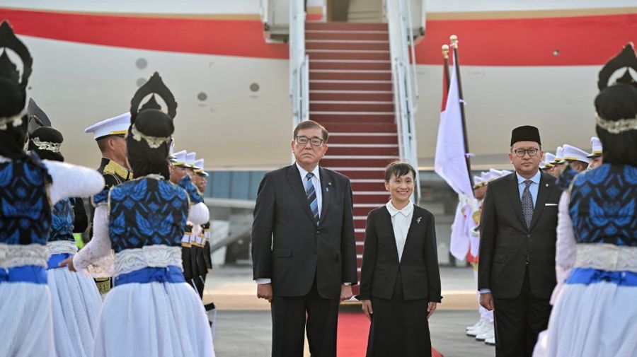 Perdana Menteri (PM) Jepang Shigeru Ishiba beserta Ibu Yoshiko Ishiba tiba di Bandara Internasional Soekarno-Hatta, Tangerang, Banten, Jumat (10/1/2025. (Dok. BPMI Setpres/Rusman)