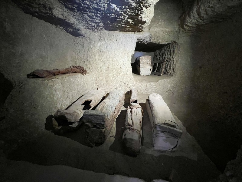 Restorasi pada artefak yang baru ditemukan, di dekat Kuil Lembah Ratu Hatshepsut di Deir El-Bahari di Luxor, Mesir. (REUTERS/Sayed Sheashaa) Restorasi pada artefak yang baru ditemukan, di dekat Kuil Lembah Ratu Hatshepsut di Deir El-Bahari di Luxor, Mesir. (REUTERS/Sayed Sheashaa)