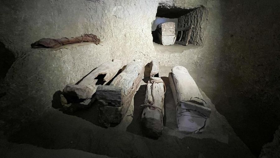 Restorasi pada artefak yang baru ditemukan, di dekat Kuil Lembah Ratu Hatshepsut di Deir El-Bahari di Luxor, Mesir. (REUTERS/Sayed Sheashaa)