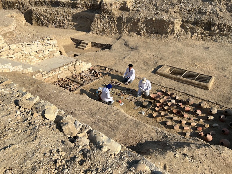 Restorasi pada artefak yang baru ditemukan, di dekat Kuil Lembah Ratu Hatshepsut di Deir El-Bahari di Luxor, Mesir. (REUTERS/Sayed Sheashaa) Restorasi pada artefak yang baru ditemukan, di dekat Kuil Lembah Ratu Hatshepsut di Deir El-Bahari di Luxor, Mesir. (REUTERS/Sayed Sheashaa)