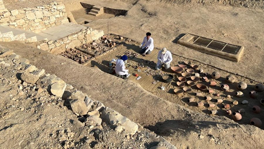 Restorasi pada artefak yang baru ditemukan, di dekat Kuil Lembah Ratu Hatshepsut di Deir El-Bahari di Luxor, Mesir. (REUTERS/Sayed Sheashaa)