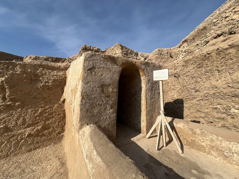 Restorasi pada artefak yang baru ditemukan, di dekat Kuil Lembah Ratu Hatshepsut di Deir El-Bahari di Luxor, Mesir. (REUTERS/Sayed Sheashaa) Restorasi pada artefak yang baru ditemukan, di dekat Kuil Lembah Ratu Hatshepsut di Deir El-Bahari di Luxor, Mesir. (REUTERS/Sayed Sheashaa)