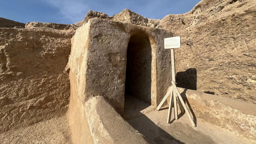 Restorasi pada artefak yang baru ditemukan, di dekat Kuil Lembah Ratu Hatshepsut di Deir El-Bahari di Luxor, Mesir. (REUTERS/Sayed Sheashaa)