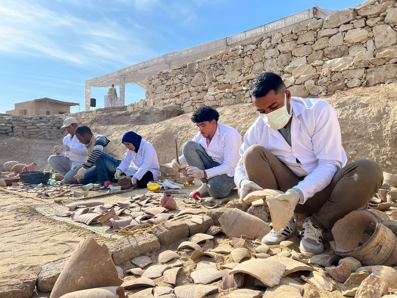 Restorasi pada artefak yang baru ditemukan, di dekat Kuil Lembah Ratu Hatshepsut di Deir El-Bahari di Luxor, Mesir. (REUTERS/Sayed Sheashaa) Restorasi pada artefak yang baru ditemukan, di dekat Kuil Lembah Ratu Hatshepsut di Deir El-Bahari di Luxor, Mesir. (REUTERS/Sayed Sheashaa)