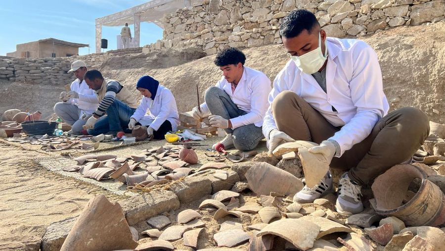 Restorasi pada artefak yang baru ditemukan, di dekat Kuil Lembah Ratu Hatshepsut di Deir El-Bahari di Luxor, Mesir. (REUTERS/Sayed Sheashaa)