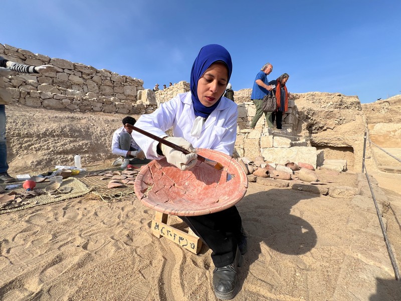 Restorasi pada artefak yang baru ditemukan, di dekat Kuil Lembah Ratu Hatshepsut di Deir El-Bahari di Luxor, Mesir. (REUTERS/Sayed Sheashaa) Restorasi pada artefak yang baru ditemukan, di dekat Kuil Lembah Ratu Hatshepsut di Deir El-Bahari di Luxor, Mesir. (REUTERS/Sayed Sheashaa)