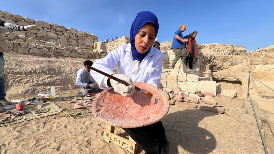 Restorasi pada artefak yang baru ditemukan, di dekat Kuil Lembah Ratu Hatshepsut di Deir El-Bahari di Luxor, Mesir. (REUTERS/Sayed Sheashaa)