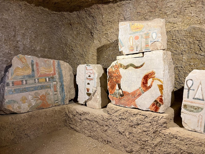 Restorasi pada artefak yang baru ditemukan, di dekat Kuil Lembah Ratu Hatshepsut di Deir El-Bahari di Luxor, Mesir. (REUTERS/Sayed Sheashaa) Restorasi pada artefak yang baru ditemukan, di dekat Kuil Lembah Ratu Hatshepsut di Deir El-Bahari di Luxor, Mesir. (REUTERS/Sayed Sheashaa)