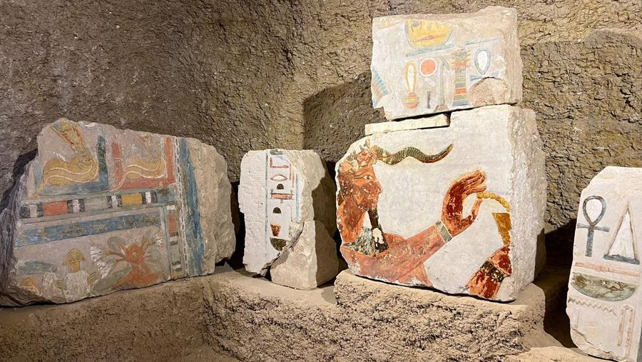 Restorasi pada artefak yang baru ditemukan, di dekat Kuil Lembah Ratu Hatshepsut di Deir El-Bahari di Luxor, Mesir. (REUTERS/Sayed Sheashaa)