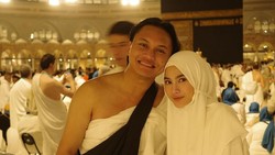 Bahagia Rizky Febian dan Thariq Halilintar Umrah Bawa Istri Pertama Kali
