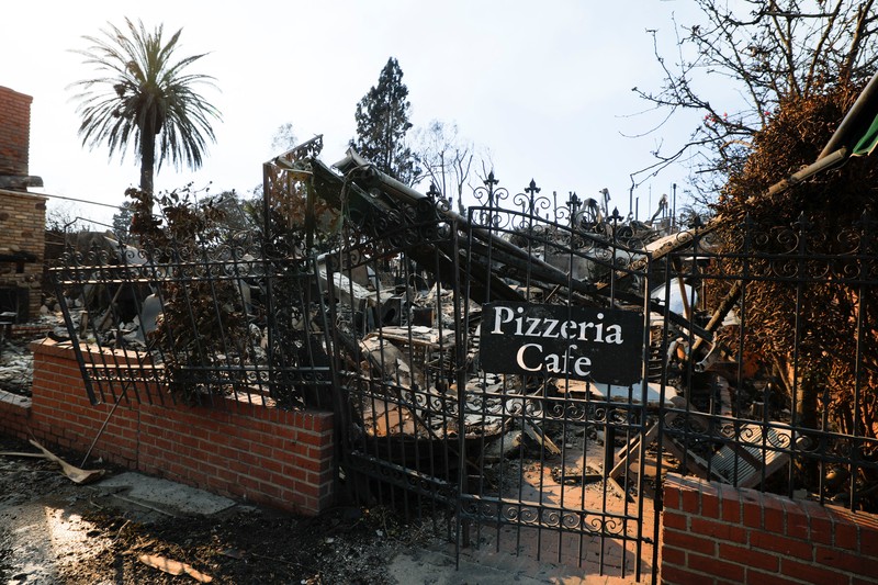 emandangan udara menunjukkan puing-puing dari properti yang terbakar, setelah Kebakaran Palisades di lingkungan Pacific Palisades di Los Angeles, California, AS, 10 Januari 2025. (REUTERS/Daniel Cole) emandangan udara menunjukkan puing-puing dari properti yang terbakar, setelah Kebakaran Palisades di lingkungan Pacific Palisades di Los Angeles, California, AS, 10 Januari 2025. (REUTERS/Daniel Cole)