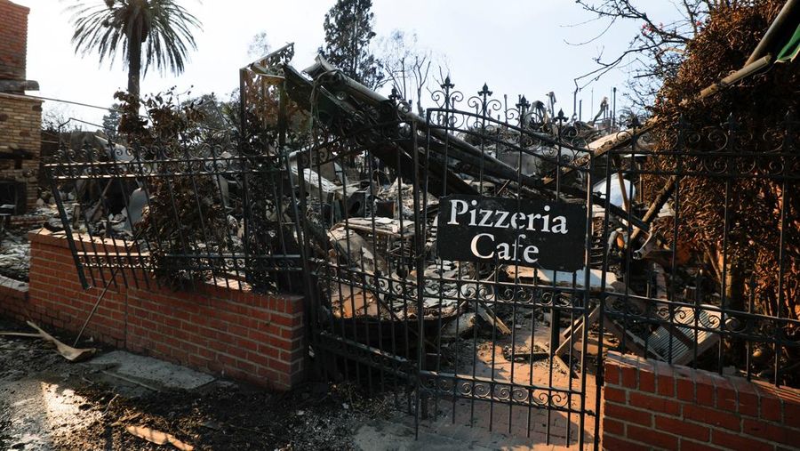 emandangan udara menunjukkan puing-puing dari properti yang terbakar, setelah Kebakaran Palisades di lingkungan Pacific Palisades di Los Angeles, California, AS, 10 Januari 2025. (REUTERS/Daniel Cole)